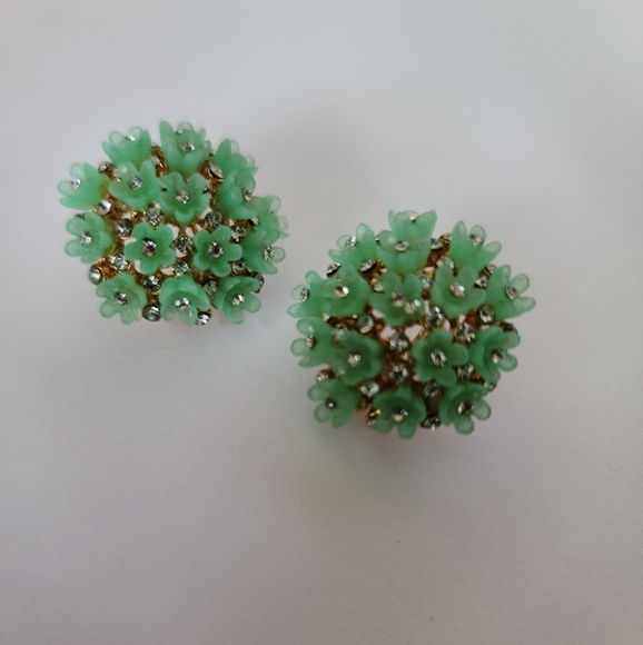 Jewelry - Pistachio & gold earrings & necklace set